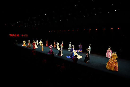 当云锦邂逅时尚T台 传统非遗焕发新活力