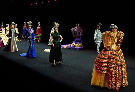 当云锦邂逅时尚T台 传统非遗焕发新活力