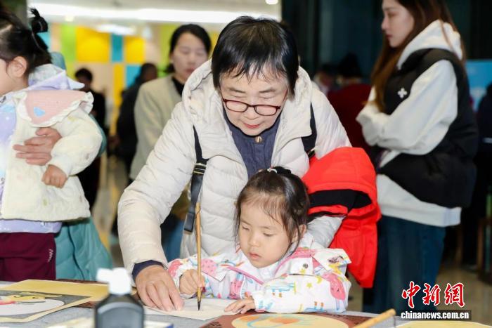 “老小齐相聚,银龄绘新篇”——宋庆龄青少中心“敬老月”主题日活动举办