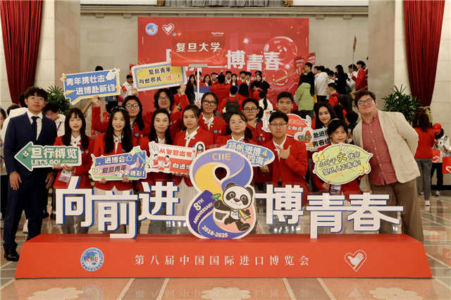 87名复旦“小叶子”整装待发,期待用服务为参展者打开了解中国青年的窗口