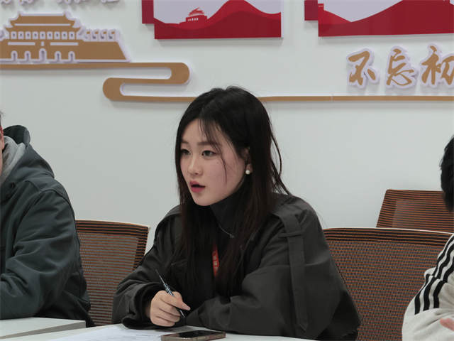 设计“小叶子”徽章、负责礼宾接待,上海建桥“小叶子”以青春之力赴进博之约