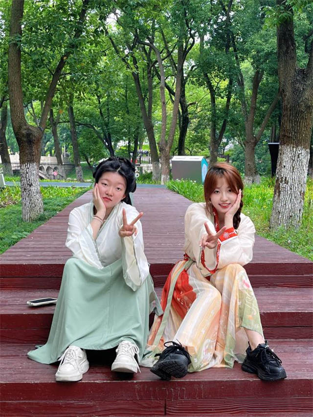 好朋友就要一起上!上大这四对“小叶子”共约进博