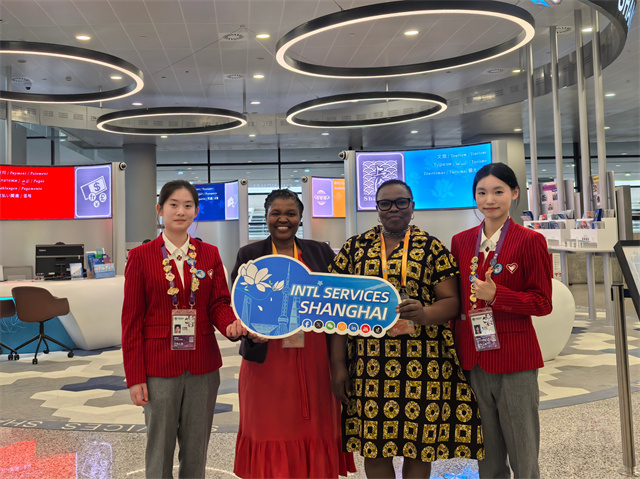 在机场因服务相遇又在进博现场欣喜重逢，南非参展商盛赞“小叶子”Amazing！