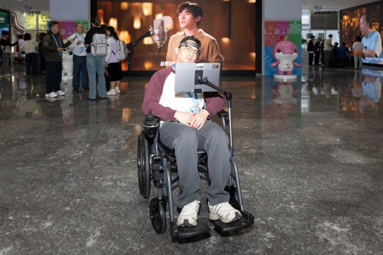 残特奥会主新闻中心“科技助残”展区:诠释“有爱无碍” 残特奥会主新闻中心“科技助残”展区:诠释“有爱无碍”