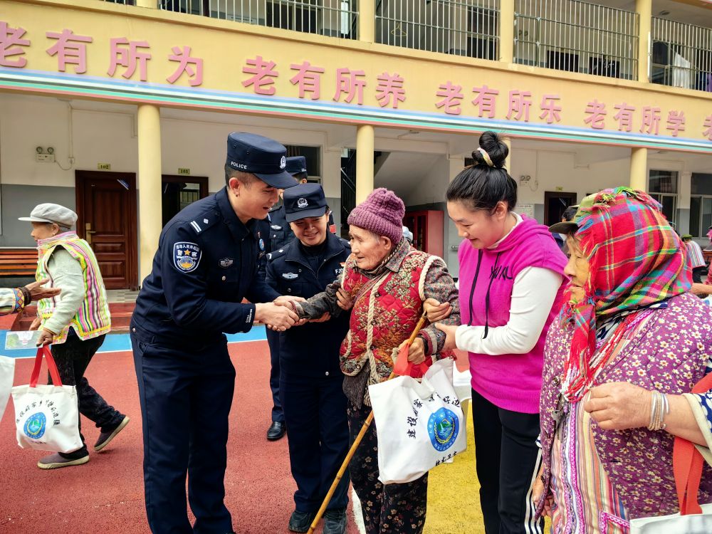 新春走基层|独龙江戍边民警带我“出任务”:给文面奶奶拍下“人生照片” 新春走基层|独龙江戍边民警带我“出任务”:给文面奶奶拍下“人生照片”