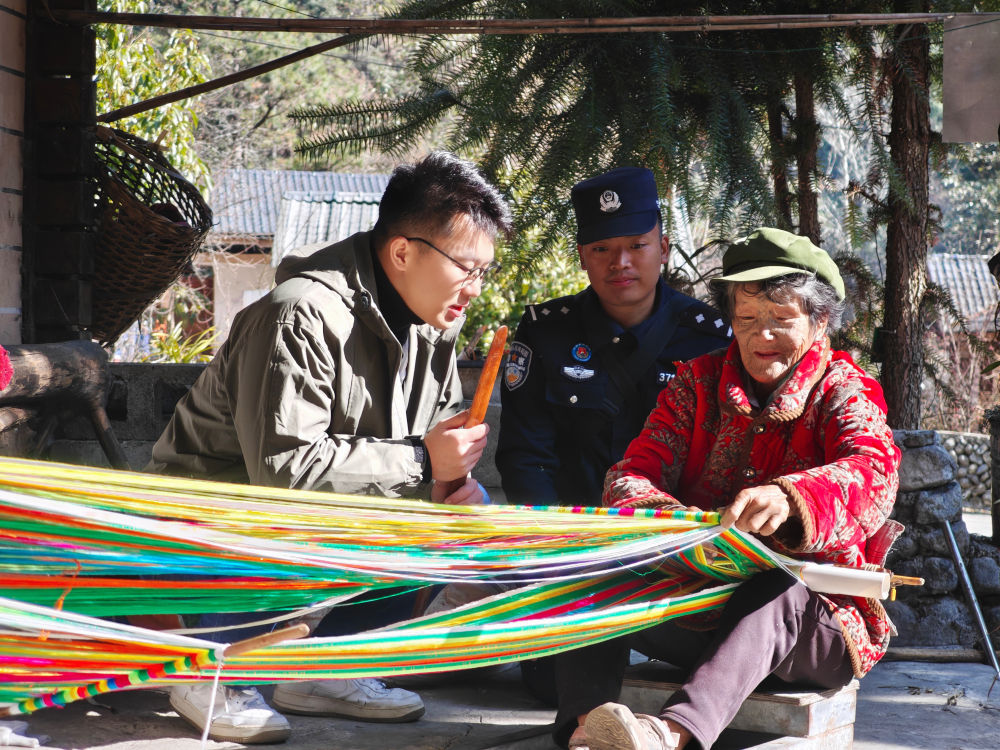 新春走基层|独龙江戍边民警带我“出任务”:给文面奶奶拍下“人生照片” 新春走基层|独龙江戍边民警带我“出任务”:给文面奶奶拍下“人生照片”