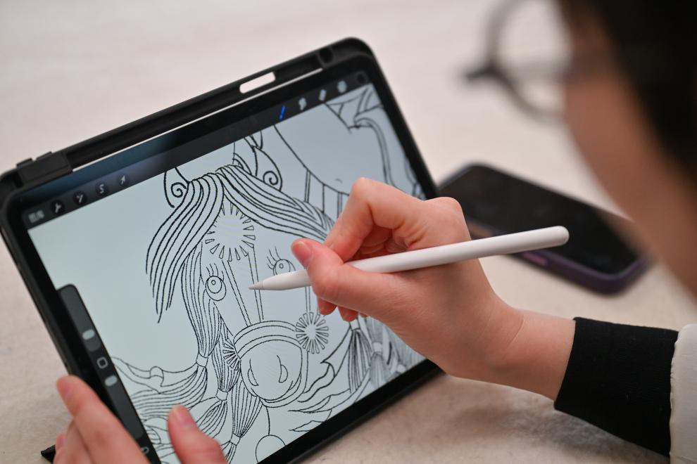 新春走基层丨年画绘新意 马年展新姿