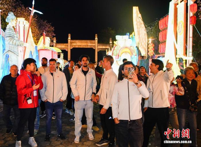 (新春走基层)广州南沙网球外教的“中国年”