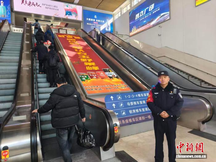 (新春走基层)36年守护最后一个春运:老民警的“定心丸”故事