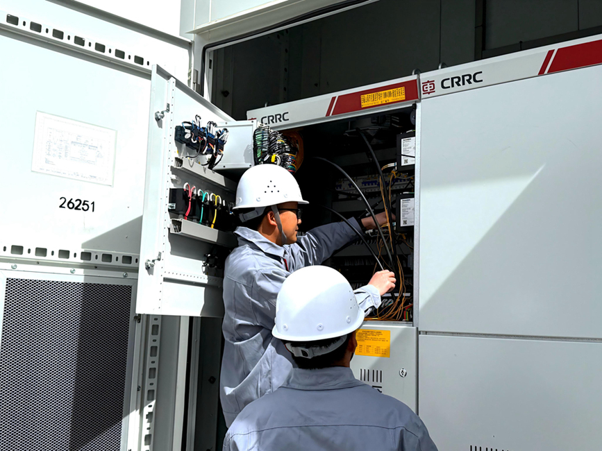 运维人员精细检修，保障清洁电力稳定输出。人民网记者 吴雨仁摄