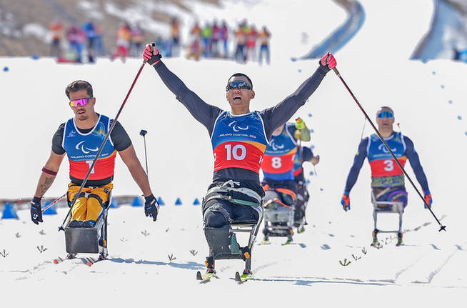 越野滑雪男子短距离（坐姿）：中国选手刘子旭夺冠