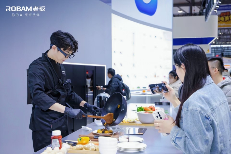 AWE2026|用眼镜做饭?老板电器发布全球首款AI烹饪眼镜 AWE2026|用眼镜做饭?老板电器发布全球首款AI烹饪眼镜