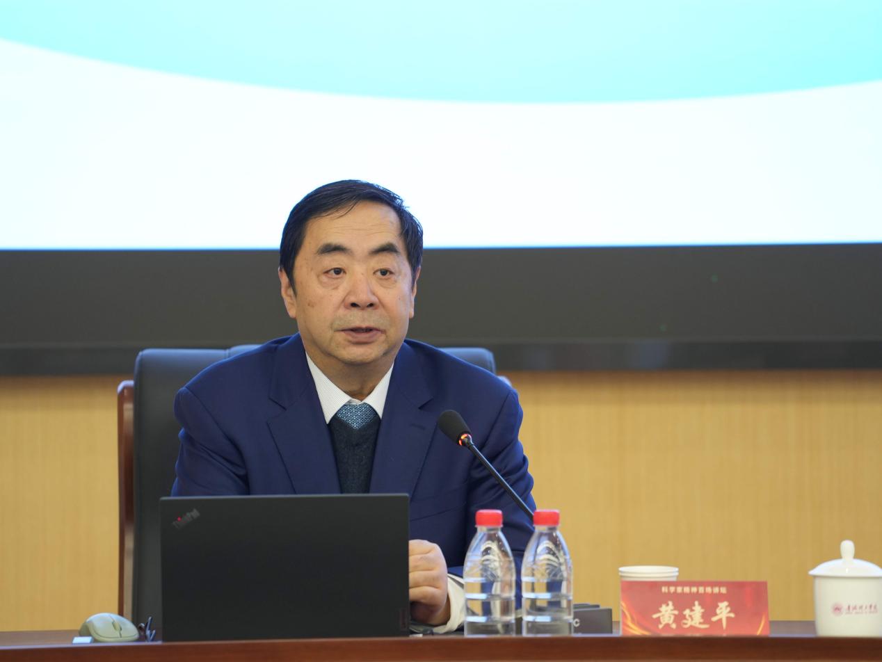 那片他扎根的荒漠，开出了花