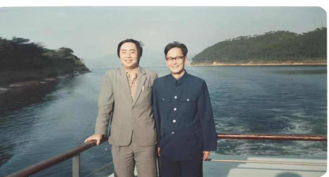 那片他扎根的荒漠，开出了花