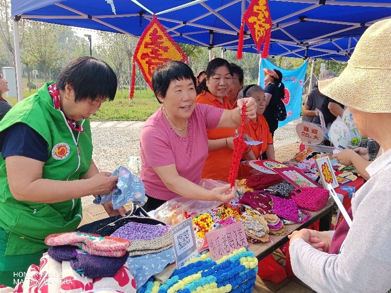 一针一线传温暖,“快乐老妈”用巧手织就邻里情 一针一线传温暖,“快乐老妈”用巧手织就邻里情