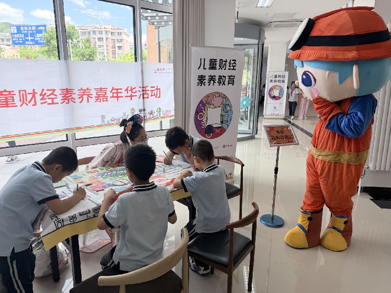 “童市”热闹开张!门头沟城子街道把成长课堂搬进社区 “童市”热闹开张!门头沟城子街道把成长课堂搬进社区