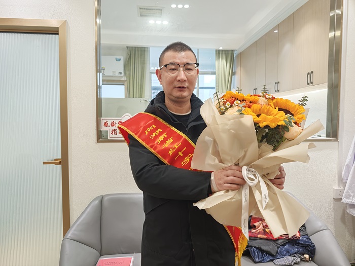 身体有缺憾,爱心不缺位:左眼失明男子用热血为生命“续航” 身体有缺憾,爱心不缺位:左眼失明男子用热血为生命“续航”