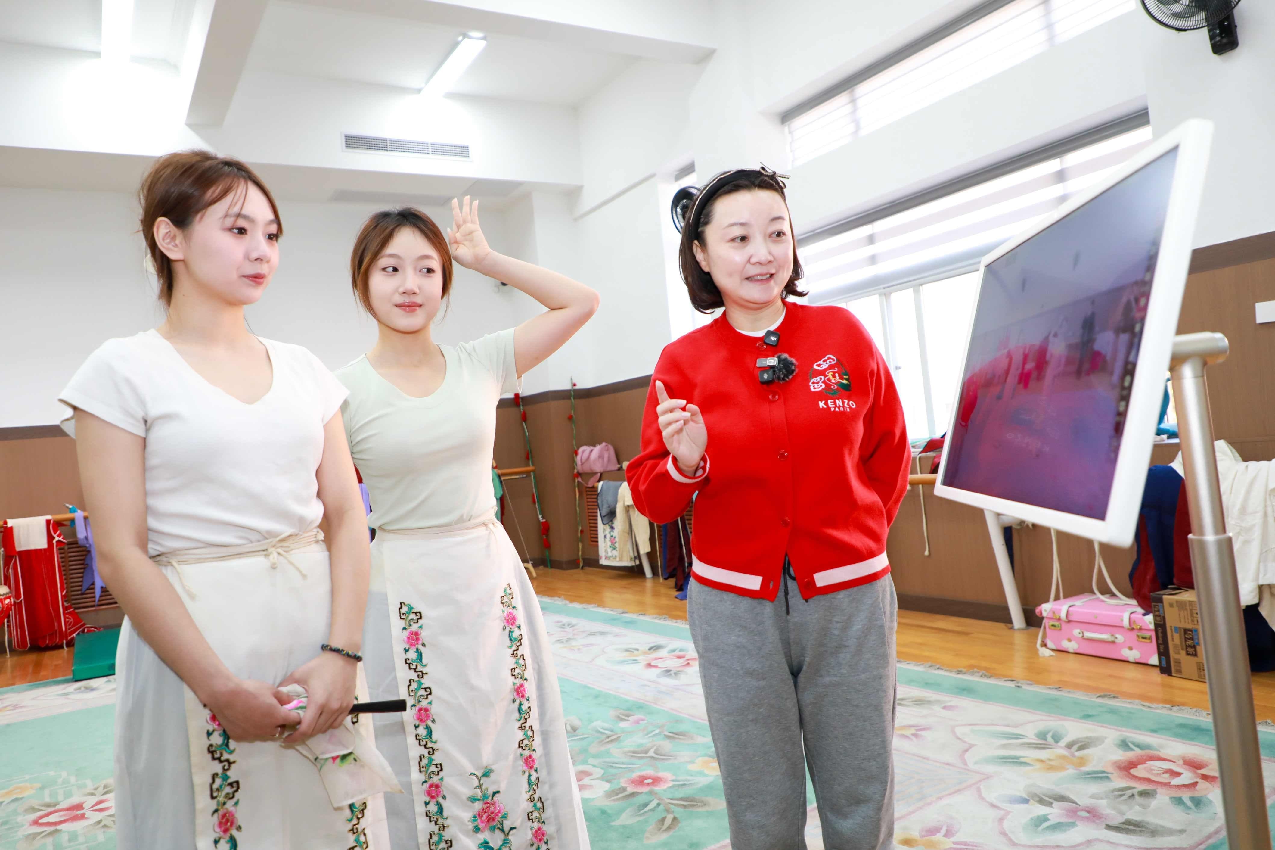北京高校助力推进教育科技人才一体发展特别报道｜中国戏曲学院③：当AI“遇见”戏曲，这间练功房有点“不一样”