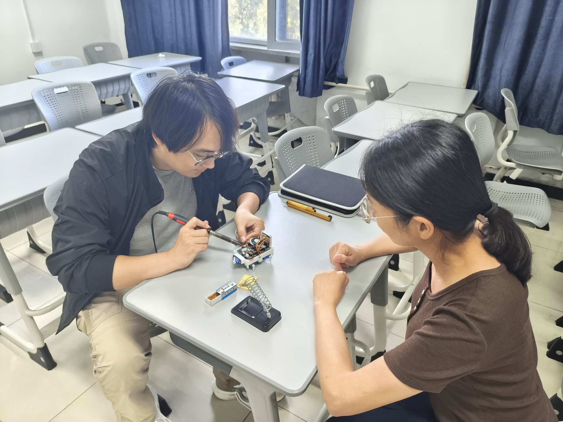 北京高校助力推进教育科技人才一体发展特别报道|北京经济管理职业学院③:让芯片有“灵性”,让机器人“讲”历史 北京高校助力推进教育科技人才一体发展特别报道|北京经济管理职业学院③:让芯片有“灵性”,让机器人“讲”历史