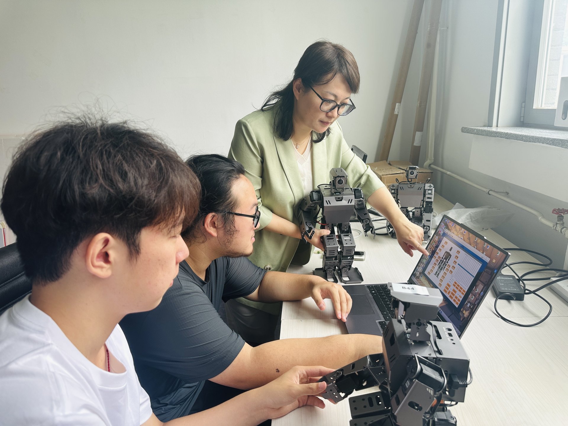 北京高校助力推进教育科技人才一体发展特别报道|北京经济管理职业学院③:让芯片有“灵性”,让机器人“讲”历史 北京高校助力推进教育科技人才一体发展特别报道|北京经济管理职业学院③:让芯片有“灵性”,让机器人“讲”历史