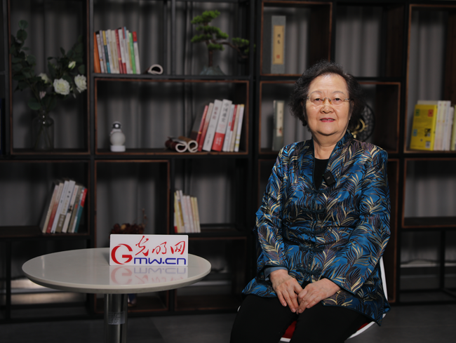 【家风家训话传承】双重角色的温暖守护：大学生成为老人的小拐杖与开心果