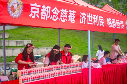 “孝心工程”雨中绽放:重庆大学生志愿者无畏风雨,予老人温暖陪伴 “孝心工程”雨中绽放:重庆大学生志愿者无畏风雨,予老人温暖陪伴