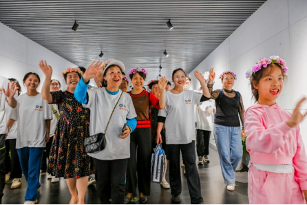 “孝心工程”雨中绽放:重庆大学生志愿者无畏风雨,予老人温暖陪伴 “孝心工程”雨中绽放:重庆大学生志愿者无畏风雨,予老人温暖陪伴