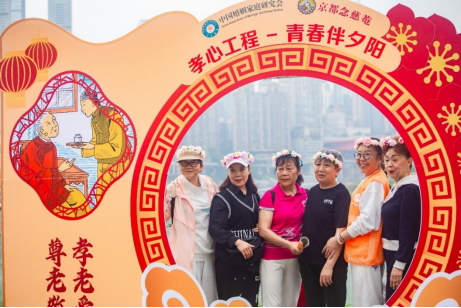 “孝心工程”雨中绽放:重庆大学生志愿者无畏风雨,予老人温暖陪伴 “孝心工程”雨中绽放:重庆大学生志愿者无畏风雨,予老人温暖陪伴