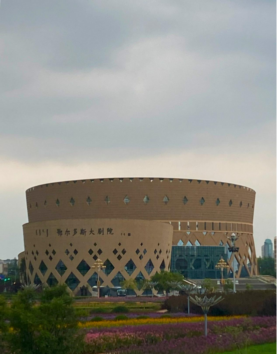 魅力都市与多彩四季：鄂尔多斯的现代活力与自然之美