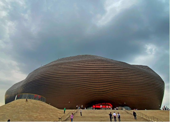 魅力都市与多彩四季：鄂尔多斯的现代活力与自然之美