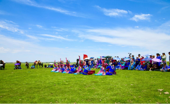 魅力都市与多彩四季：鄂尔多斯的现代活力与自然之美