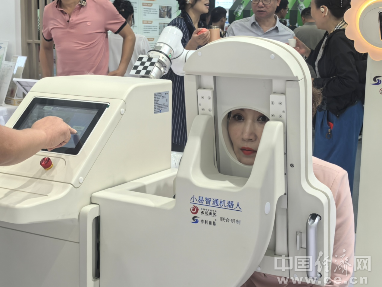 “数智领航，服贸焕新”2025年服贸会开幕