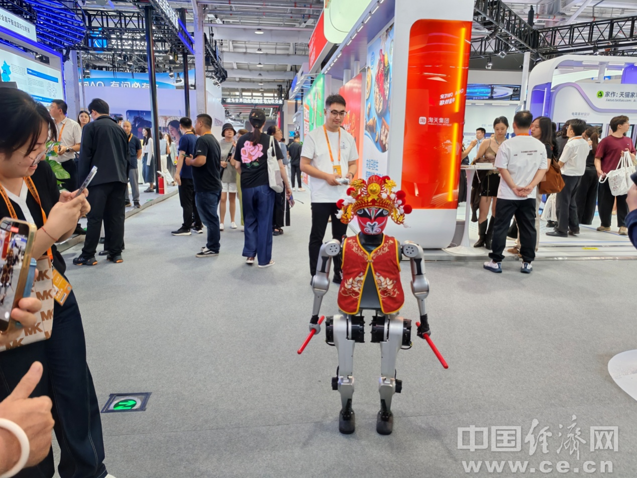 “数智领航，服贸焕新”2025年服贸会开幕