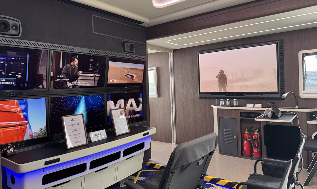 服贸会“北京大视听”展,冯小刚导演使用过的“豹款影视制作车”引围观! 服贸会“北京大视听”展,冯小刚导演使用过的“豹款影视制作车”引围观!