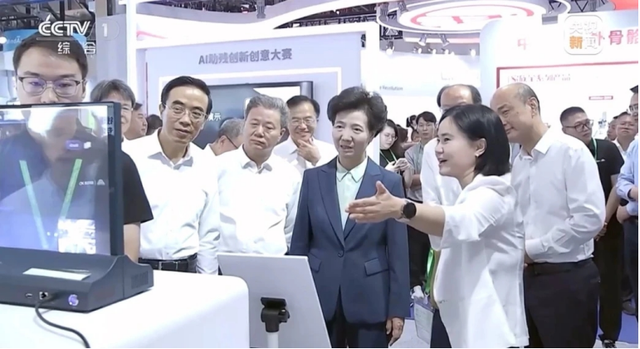 科技护航听障康复,推开声门听到爱 (福祉博览会现场,国务委员、国务院残工委主任谌贻琴走访科大讯飞展区,来源:央视新闻)