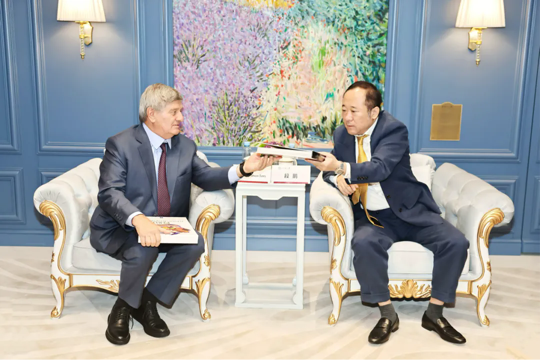 圣伊格纳西奥洛约拉大学创始人访问北京语言大学