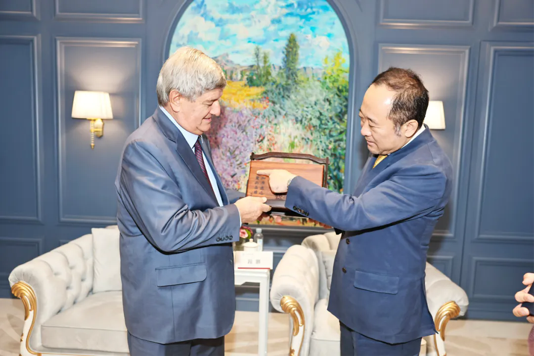 圣伊格纳西奥洛约拉大学创始人访问北京语言大学