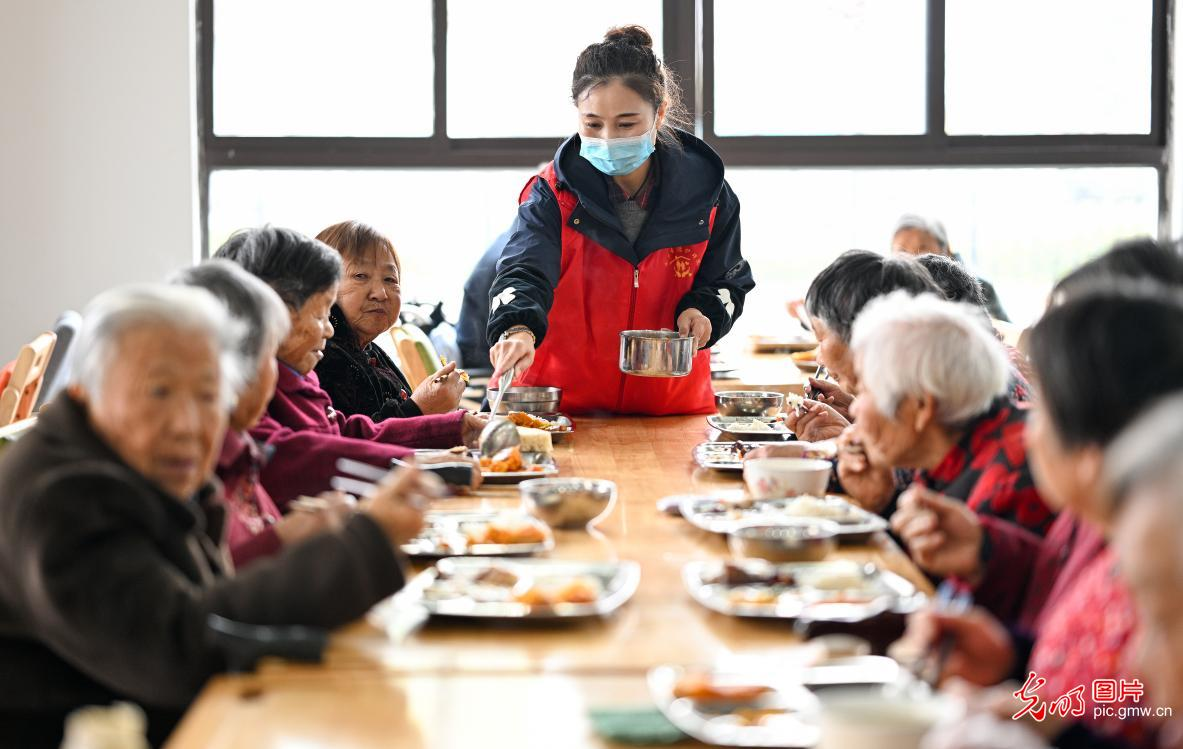 “养老”变“享老”，温暖在身边