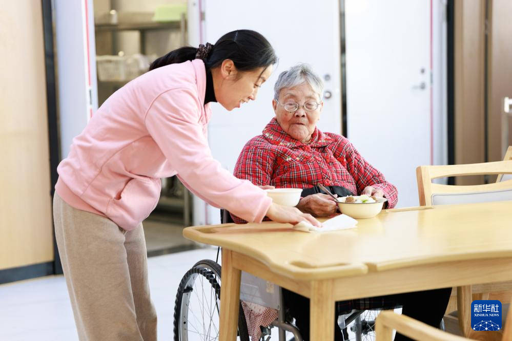 贵阳：社区养老 情满桑榆