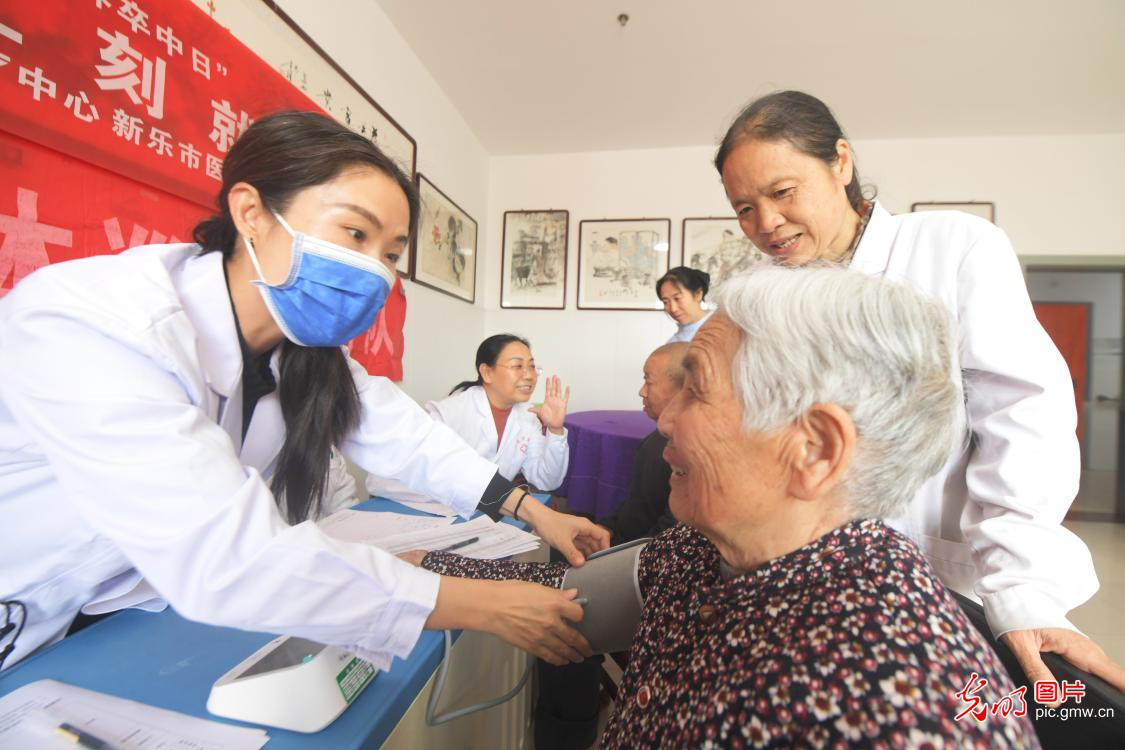 敬老送关怀 服务暖人心