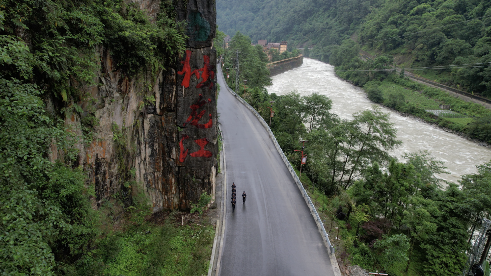 新春走基层|独龙江戍边民警带我“出任务”:给文面奶奶拍下“人生照片” 新春走基层|独龙江戍边民警带我“出任务”:给文面奶奶拍下“人生照片”