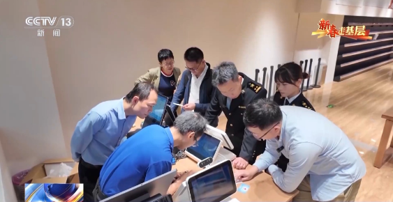 新春走基层丨电话从早响到晚、调试设备到深夜……他们这样为自贸港“守国门、促发展”