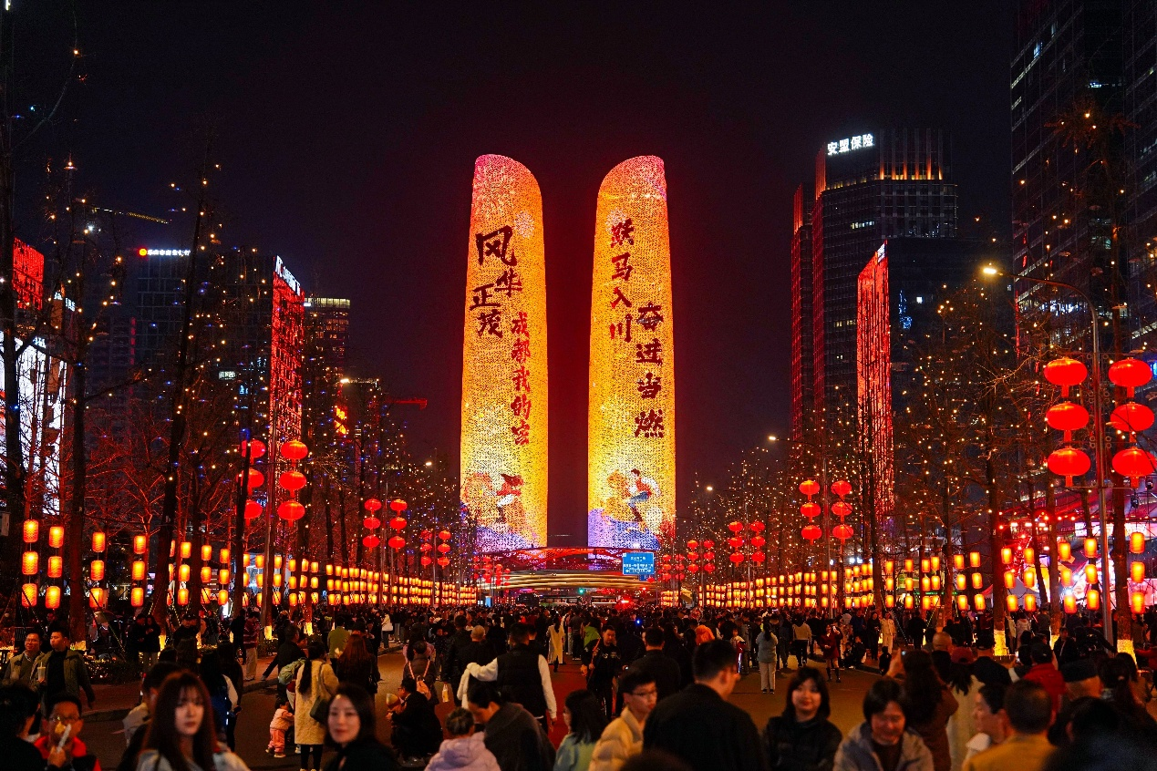 成都高新区：点亮双塔奋进之光 跑出开局加速度