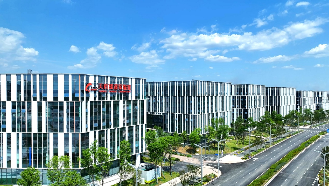 成都高新区：点亮双塔奋进之光 跑出开局加速度