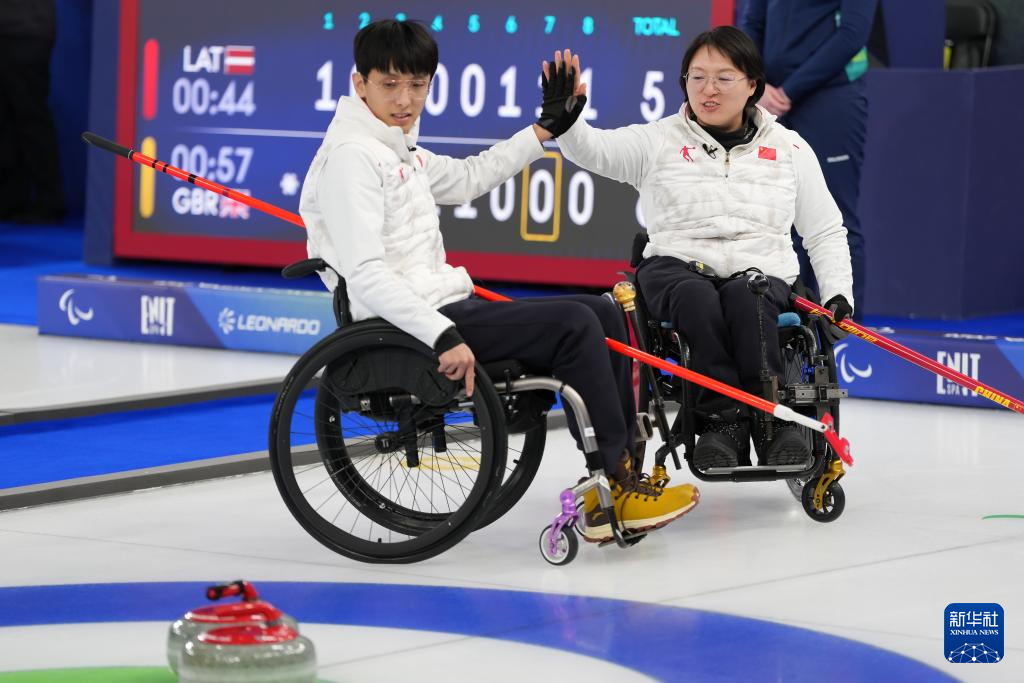 冬残奥会——轮椅冰壶混双循环赛:中国队胜意大利队