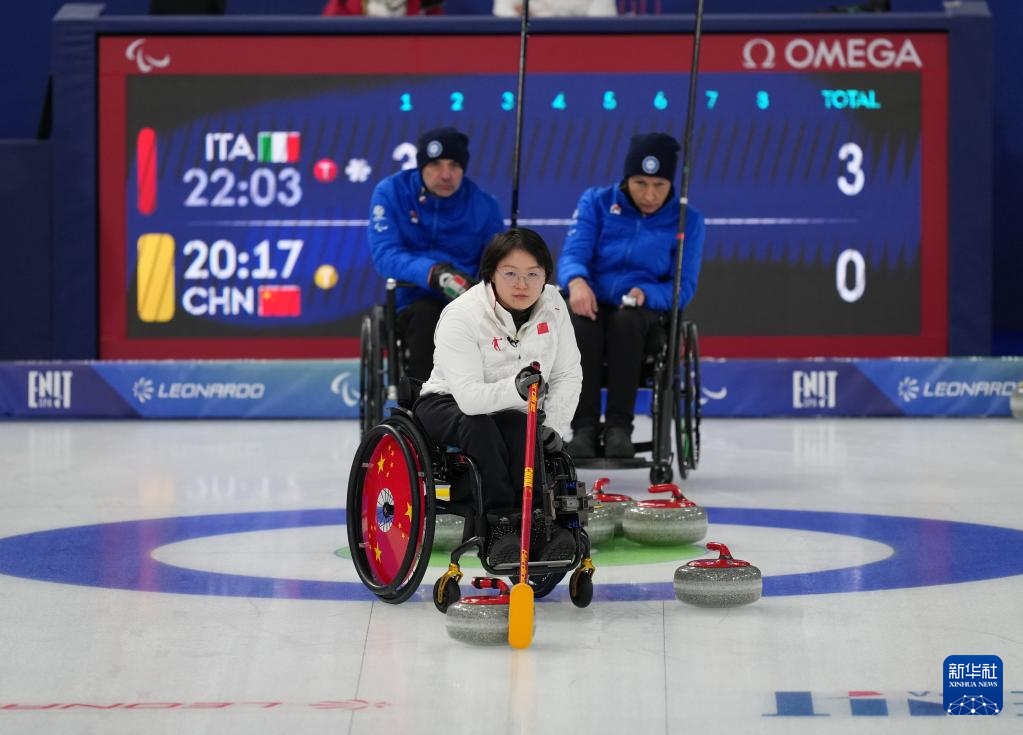 冬残奥会——轮椅冰壶混双循环赛:中国队胜意大利队