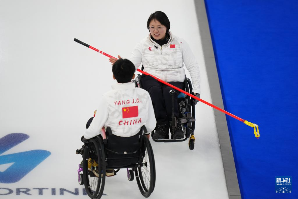 冬残奥会——轮椅冰壶混双循环赛:中国队胜意大利队