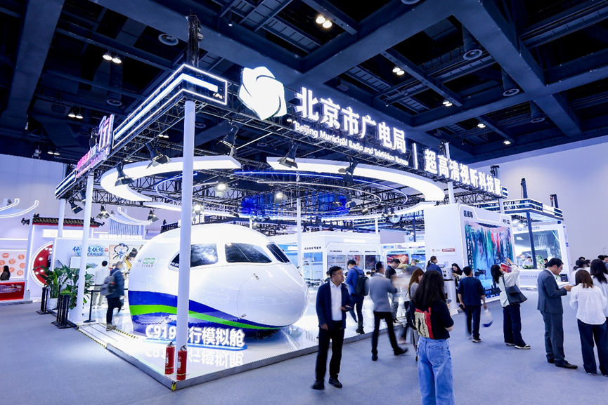 排队也要玩!C919模拟舱、手势解锁御剑飞行……科博会这场超高清展到底藏多少惊喜?