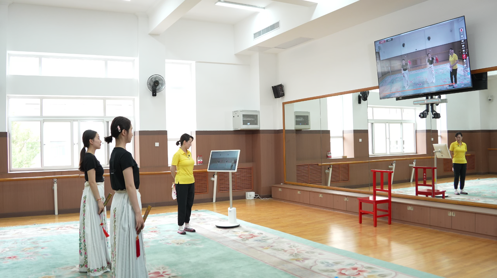北京高校助力推进教育科技人才一体发展特别报道｜中国戏曲学院③：当AI“遇见”戏曲，这间练功房有点“不一样”