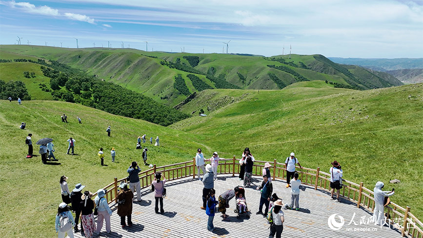 内蒙古乌兰察布:辉腾锡勒草原风景如画 游客登高打卡辉腾锡勒草原。秦宇摄